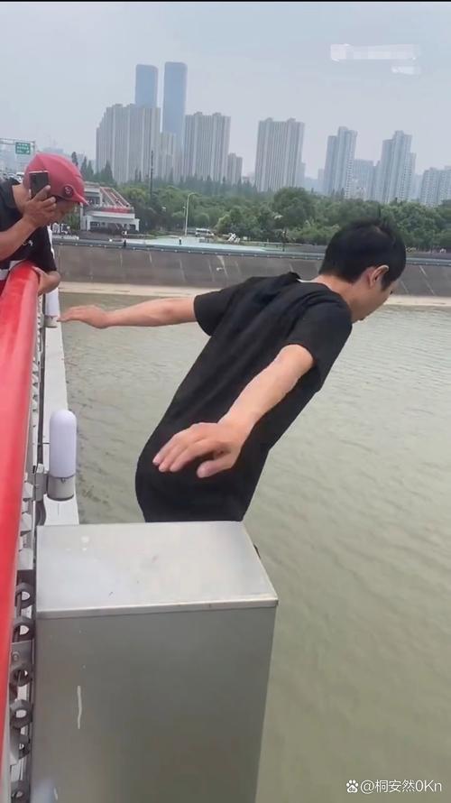 男子翻越护栏坠江;男子翻越护栏坠江视频