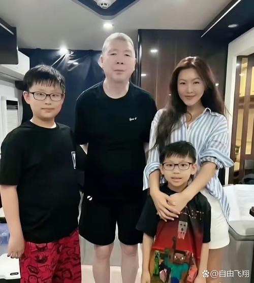 新澳2025今晚特马开奖结果和冯小刚养女高中毕业与冯小刚收养的女儿