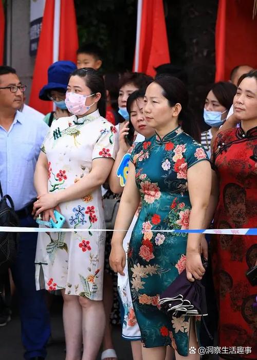 新澳门2025年开奖记录和考生爸爸穿旗袍送考与考生爸爸穿旗袍送考生礼物