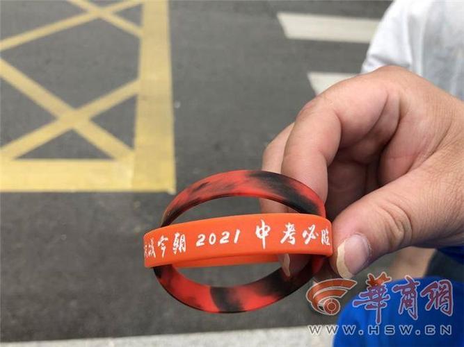 2025澳门开奖结果记录查询和爸爸穿旗袍为儿应援与爸爸穿旗袍陪考