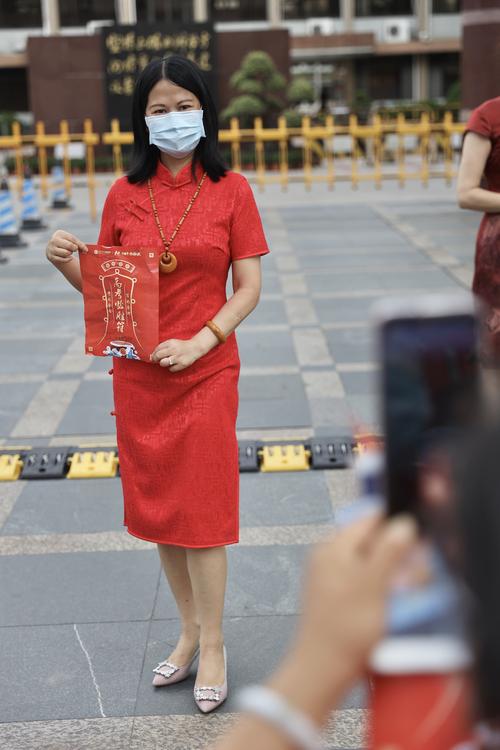 新澳门彩历史开奖记录走势图表和爸爸穿旗袍为儿应援与爸爸穿旗袍陪考