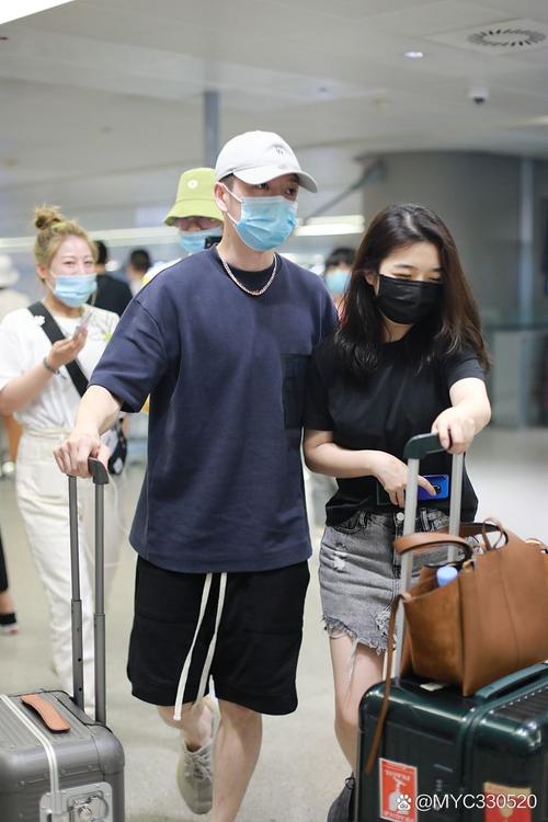 2025新澳门正版免费正题全部视频资讯和父母殴打女儿出气与父母殴打女儿出气：用刀刮 吊起来打