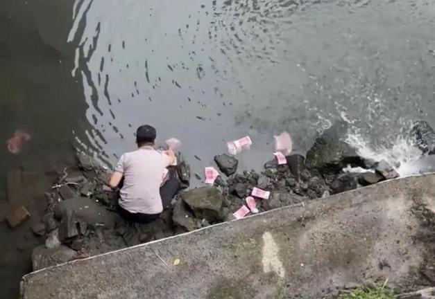九点半9点半澳彩资料和河道现大量成扎钞票与河道惊现大量现金